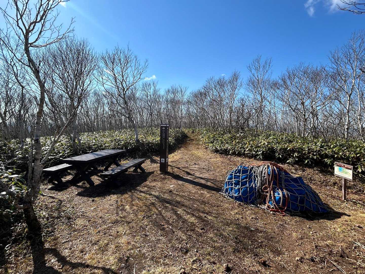 分岐です
標識、ベンチも新しいです
🚁の荷揚げが残ってました