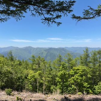 山頂からは石尾根の山々が見える🤩