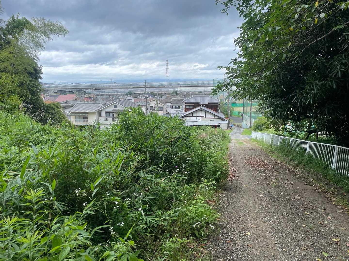 急な滑りやすい道を経て倉治の集落に
街に帰った感じがしました😃