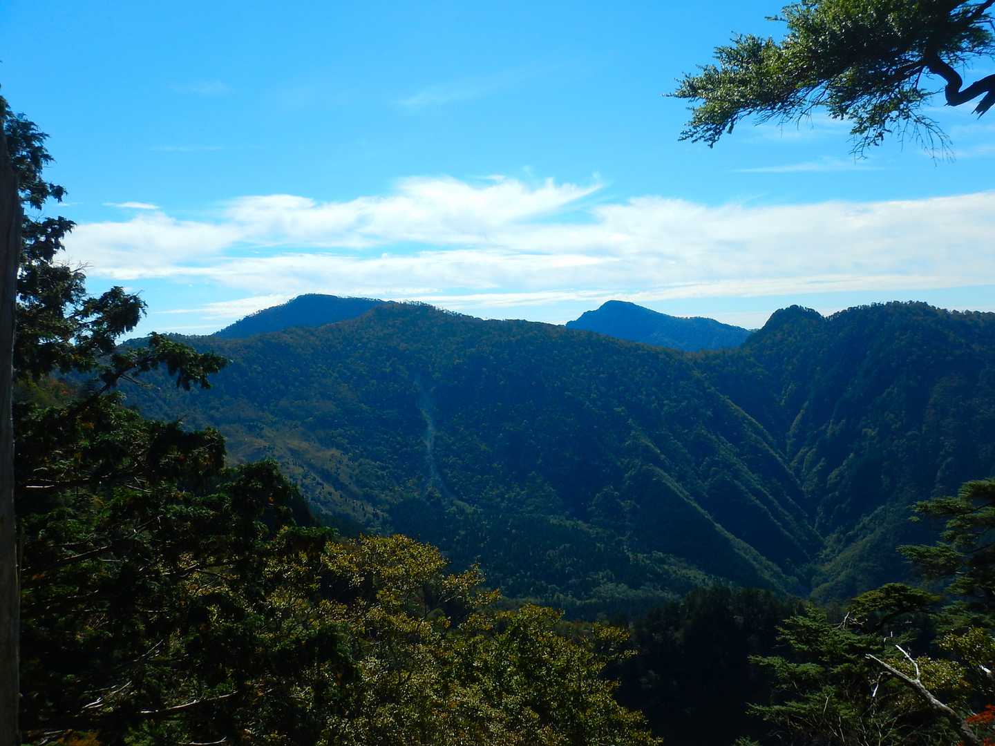 七面山の向こうに釈迦ヶ岳