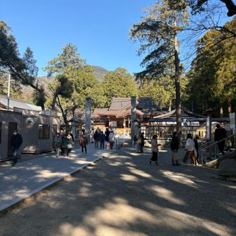 参拝客で賑わう