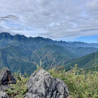 両神山の稜線。八丁峠のコースの通行止めは解除されたみたいですね。