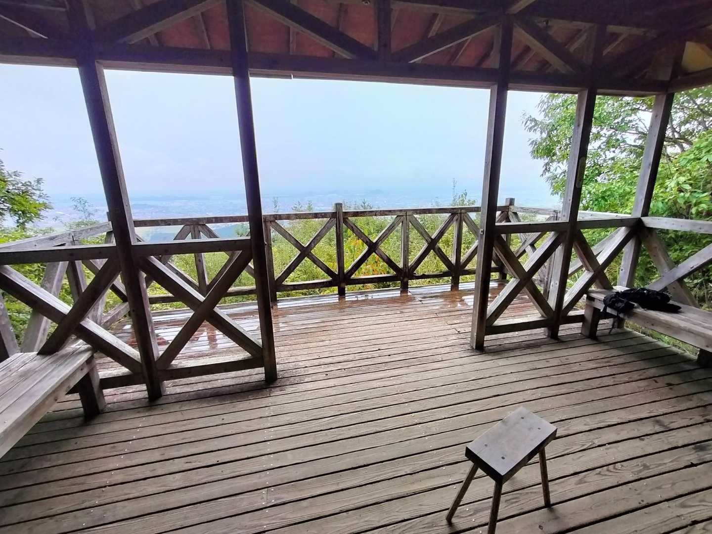 雨が激しくなって、チョイと雨宿り