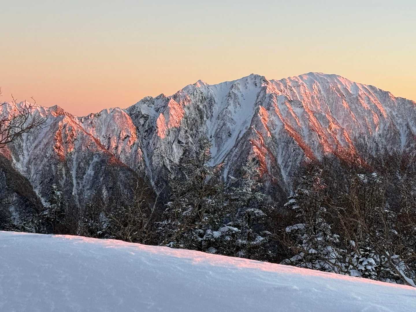 山荘の前の霞沢岳