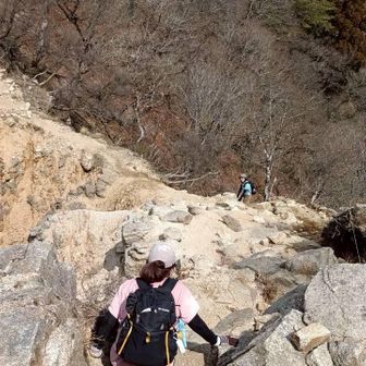 首からぶら下げてたものは全部カバンにしまってから、進みます