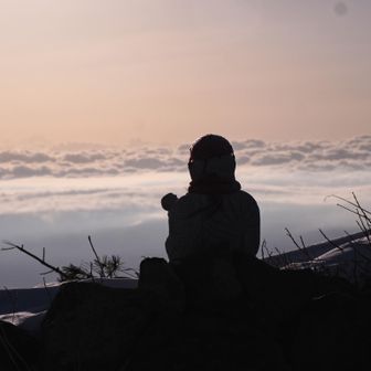 お地蔵さんと雲海神々しい