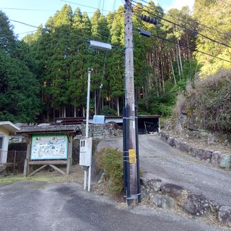 ここにも駐車スペースがありました。
豆腐岩の観光用かな？
