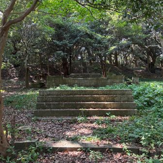 かつては立派な建造物がそびえていたであろう、お社跡