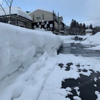 嶽温泉の駐車場なのかなー
融雪してるし