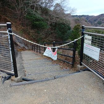 売店の前から竜神ダムに降りる遊歩道も通行止めになってました
