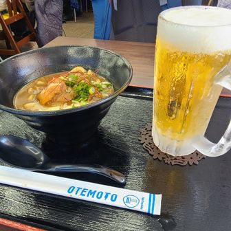 レストランで名物カレーうどん、伊勢うどんベースに角煮、チーズ、おいしいかった