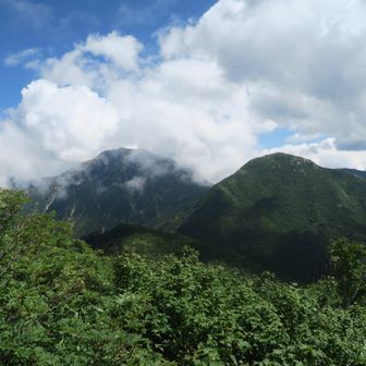 やっとスゴの小屋2270m到着。北東方向。左越中沢岳と右スゴの頭