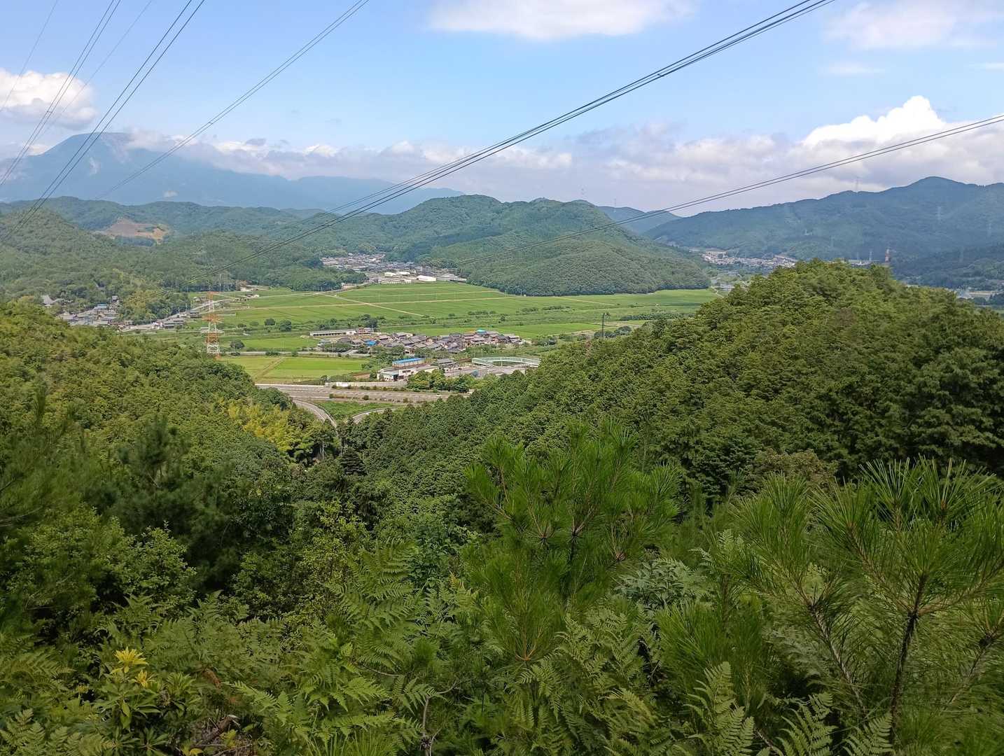 左が伊吹山、右端が霊仙。