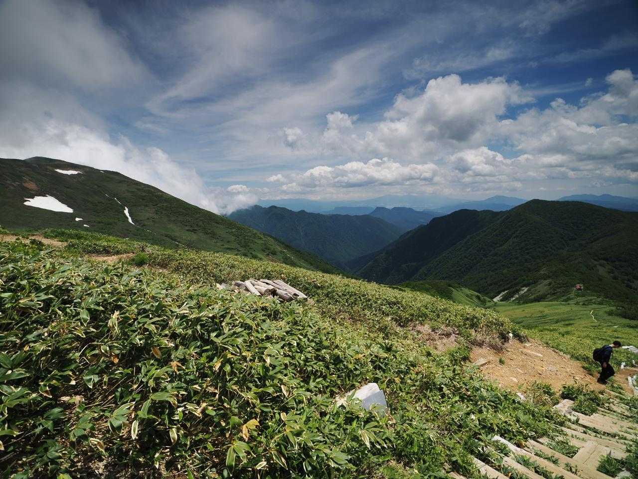 平標山の家へと下りていく