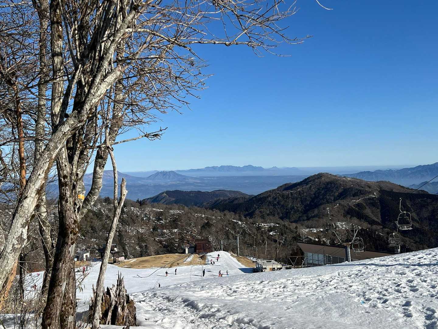 リフトを降りたらこの景色😍
スキーで滑りたくなったけど
今日はワカンとアイゼンしかありません😅