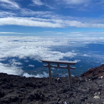 奥宮下の岩淵鳥居、秋空！