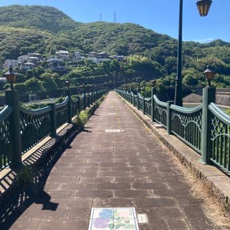 ダムの上歩きます。欄干がお洒落なのが長崎らしいですね