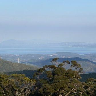 奥〜に薄っすらと雲山普賢岳。