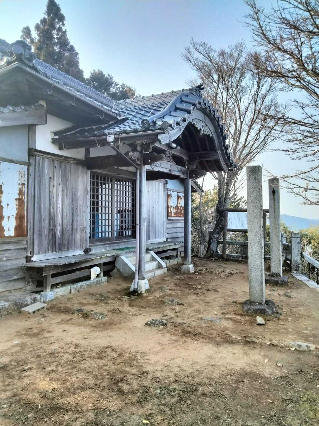 近くの霧峯神社にも寄ってみると…