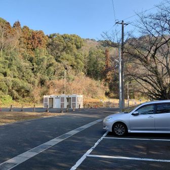 二タ区グラウンド駐車場からスタートします。トイレもあります。
なお、登山口や登山道に関する標識が無く、面食らいます。正面奥からグラウンドに入り、そのグラウンドを右奥方向に進みます。