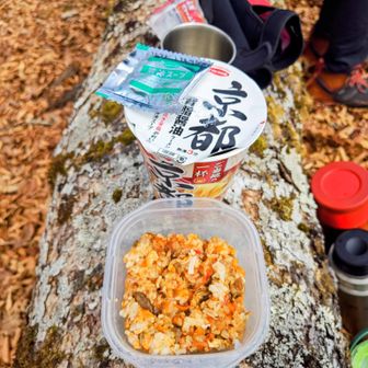 山頂で昼休憩🍵
今日もラーチャーセット🍜🍚