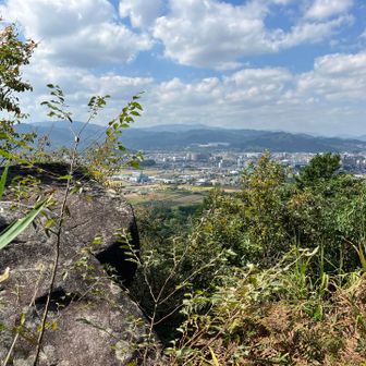 この左の岩が童男丱女岩
秦の始皇帝の命を受けて不老不死の霊薬を求めて仙人が住むという蓬莱の国を目指して日本に来たとされる徐福の伝説がありますが、徐福はたくさんの童男丱女(どうなんかんにょ=少年少女)を連れてきたと言われています。
