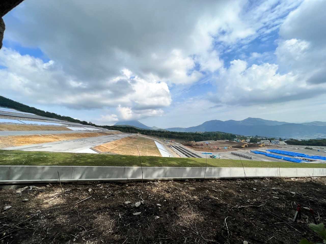 工事現場に入らないように端っこの森を登る。