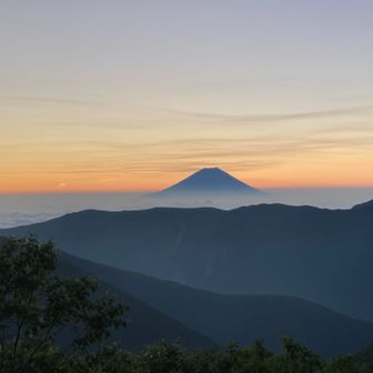 3日目:荒川岳前岳、中岳、東岳(悪沢岳)に登り千枚小屋へ向かう。
荒川小屋から望む朝の富士