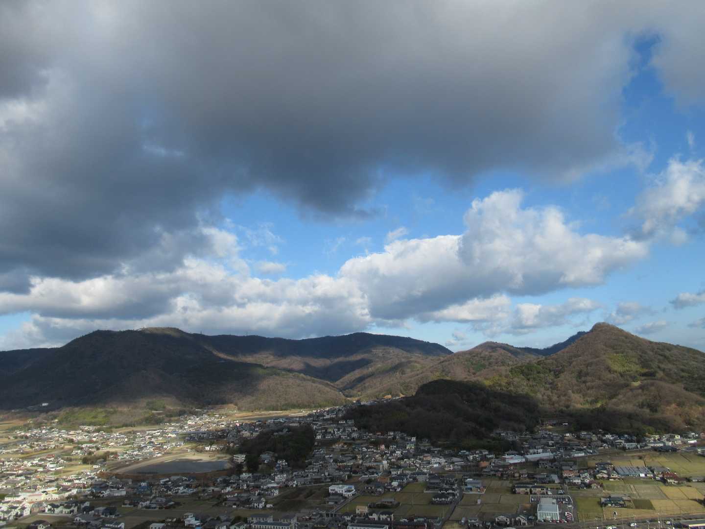 山頂北側の岩場からの眺望
北方向　五色台・袋山