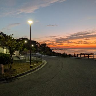 須磨浦公園スタート地点。大会当日は真っ暗です。左に見えるトイレは大会当日は閉鎖されており仮設トイレしかありません。スタートダッシュのために数時間前から陣取る人もいますが、チェックカード時代は５時に並んでいてもスタート地点通過までに３０分くらい要しましたが、２０２２年にＩＣタグが導入され、５時に駅前に着いても７分後にはスタート地点を通過できるように。ただ、数分後には渋滞に巻き込まれますが・・・