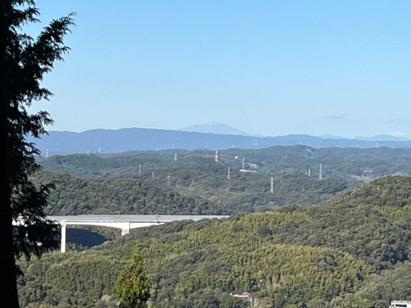 冠雪した御嶽山🗻がクッキリ。