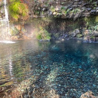 透明な水面からほのかに湯気