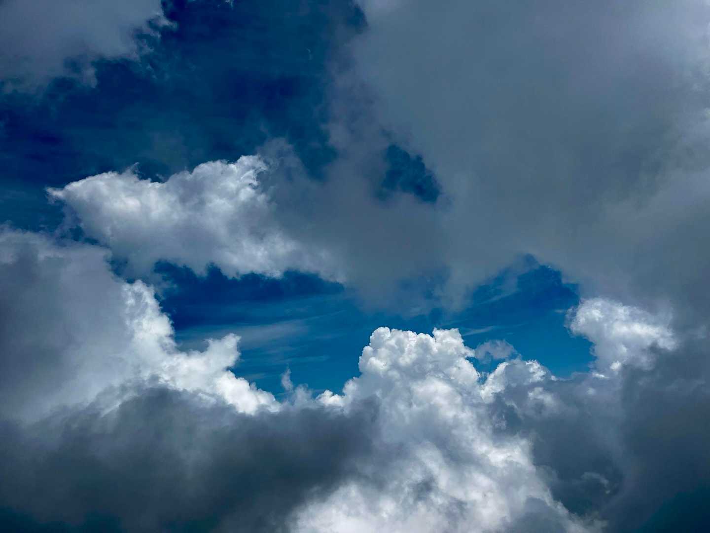 全部が全部じゃないんだよー

雲の隙間は青空☀️