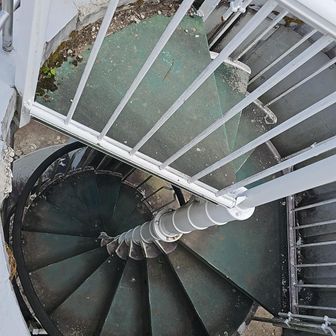 この螺旋階段、怖すぎ😅