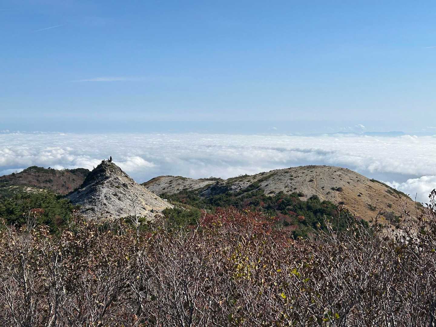 駱駝山までの途中で振り返って、白とんがりと中天狗