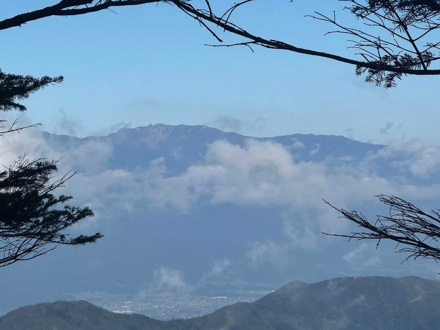 コース上で唯一の東側展望スポット♪
朝は見えてなかった木曽駒❗️
宝剣がぴょこんと飛び出ててカワイイ♪
