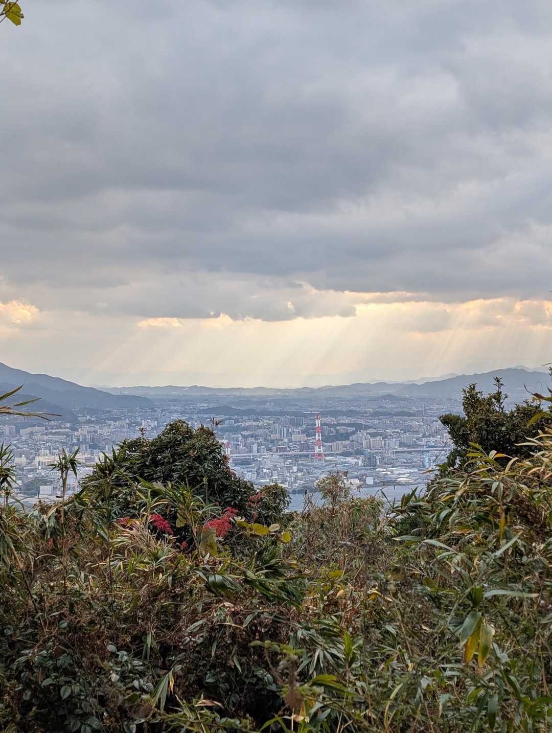 八幡方面、後光がさしてます😊何か良いことあるかな🌅
ささやかですがありました（笑）