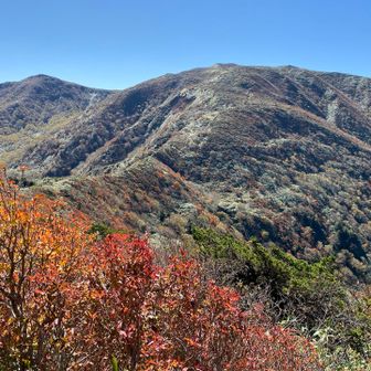 振り返って三本槍岳方面。