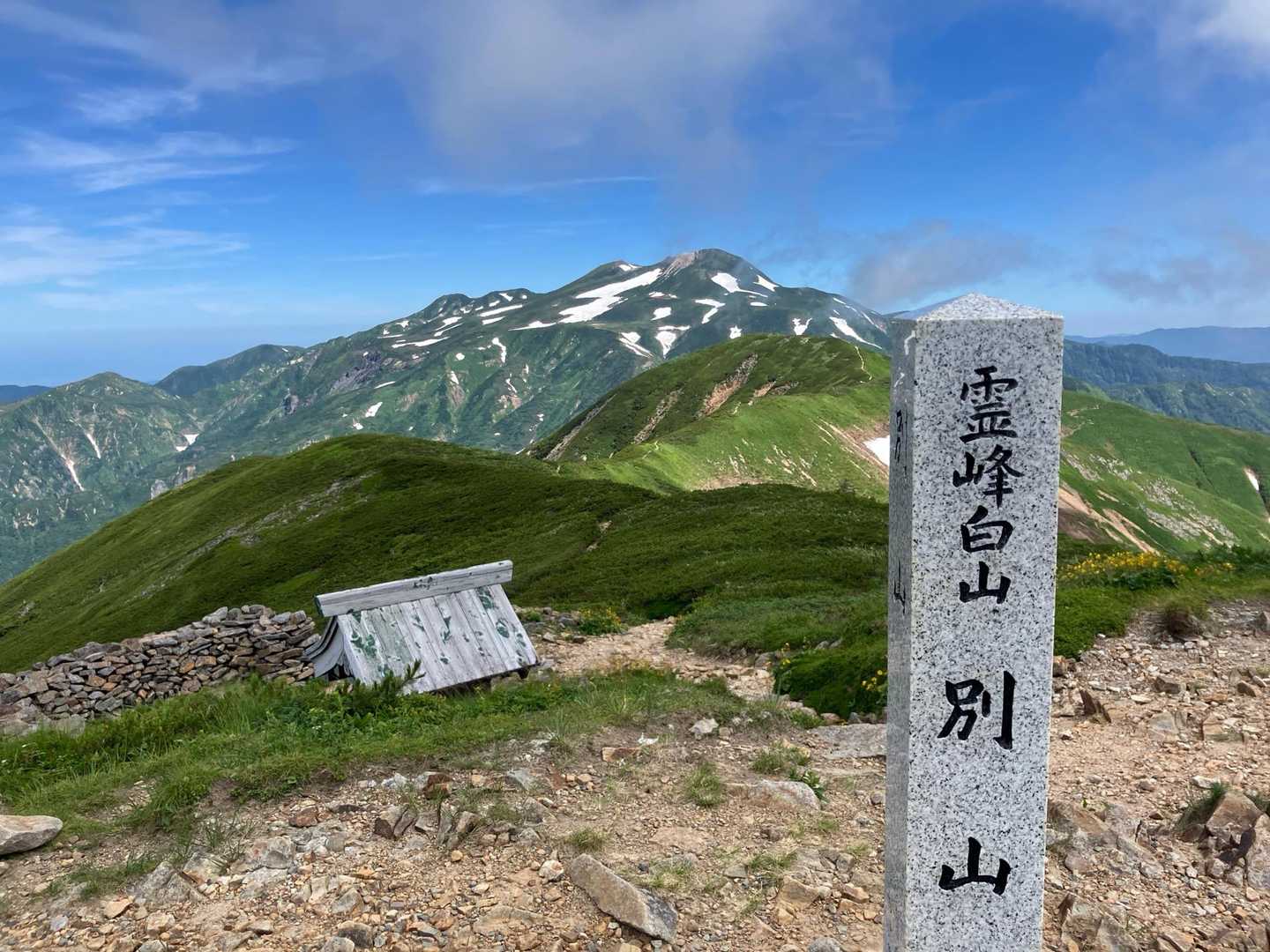 別山往復 | チブリ尾根のブナの大森と、白山を正面に仰ぐ山岳信仰の別峰の写真