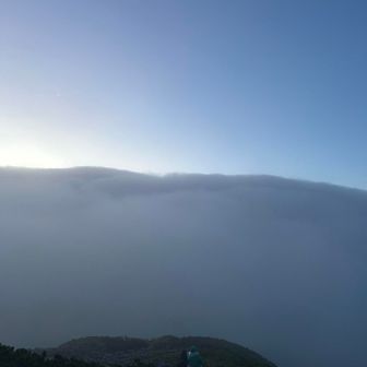 日の出を待つ2人と厚い雲