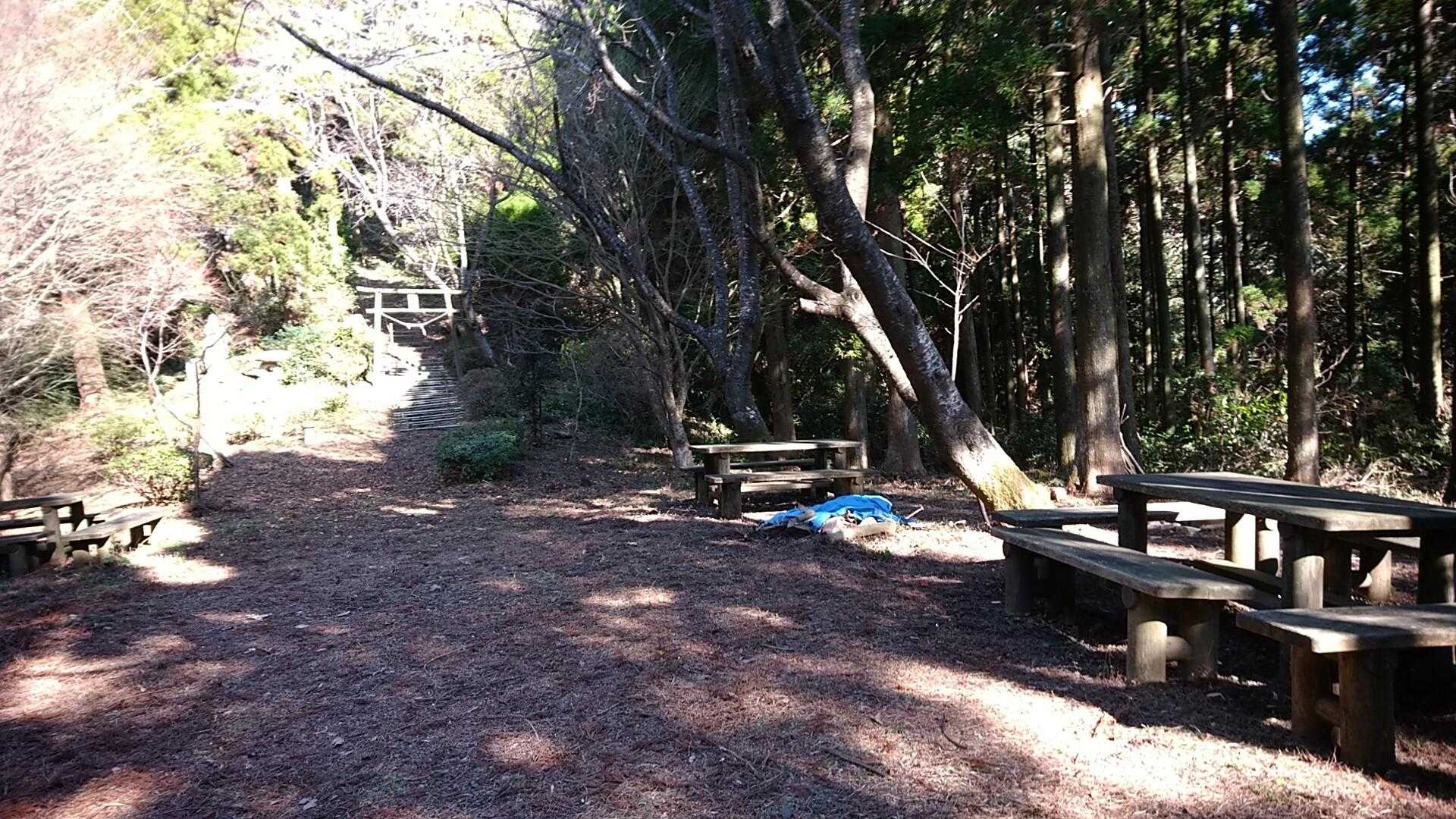 登山口前の広場は車🅿️okですよ。