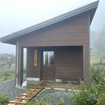 地獄に仏、不動の峰休憩所
稜線で唯一雨宿りできる
不動の峰の登りはなかなかきつい