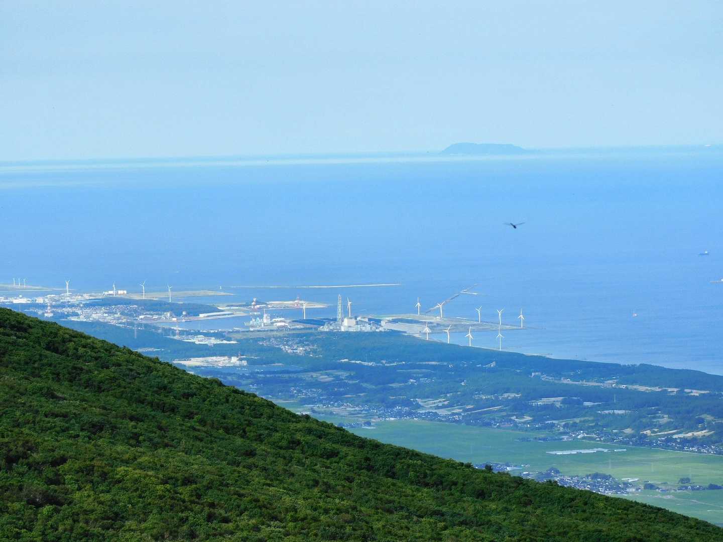 酒田港と遠くに粟島