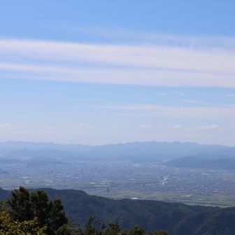 山頂からは福井平野が一望できました。
麓は夏日だったようで、この時間は空気がか
なり霞んでいました。