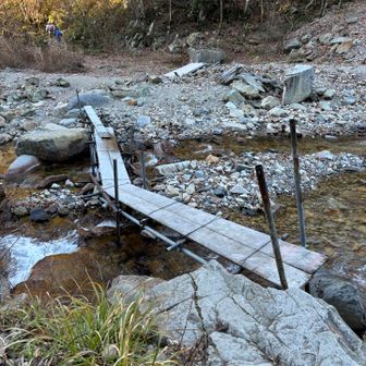 ここを渡って行くんですが最初の2mくらい凍ってました。そして斜めってる！慎重に慎重に。