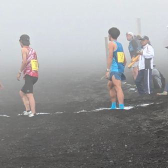 ゼッケン31、大山TRCの友達がまもなくスタート！
この後、彼の走りをアクションカメラで撮影しながら少し一緒に走ったのですが、うまく加速しきれずに足がもつれ、そのまま一回転の大ゴケしました。
大山TRCはタスキも繋がり、無事ゴールしました。
おめでとう！！
