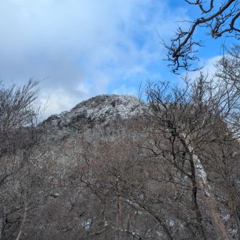 目指す南岳がそびえ立っている
このルートメジャーではないみたい
巻くにしても急登だよね😆