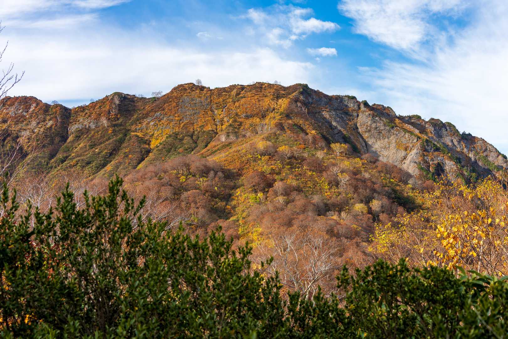 紅葉に染まる会津朝日岳