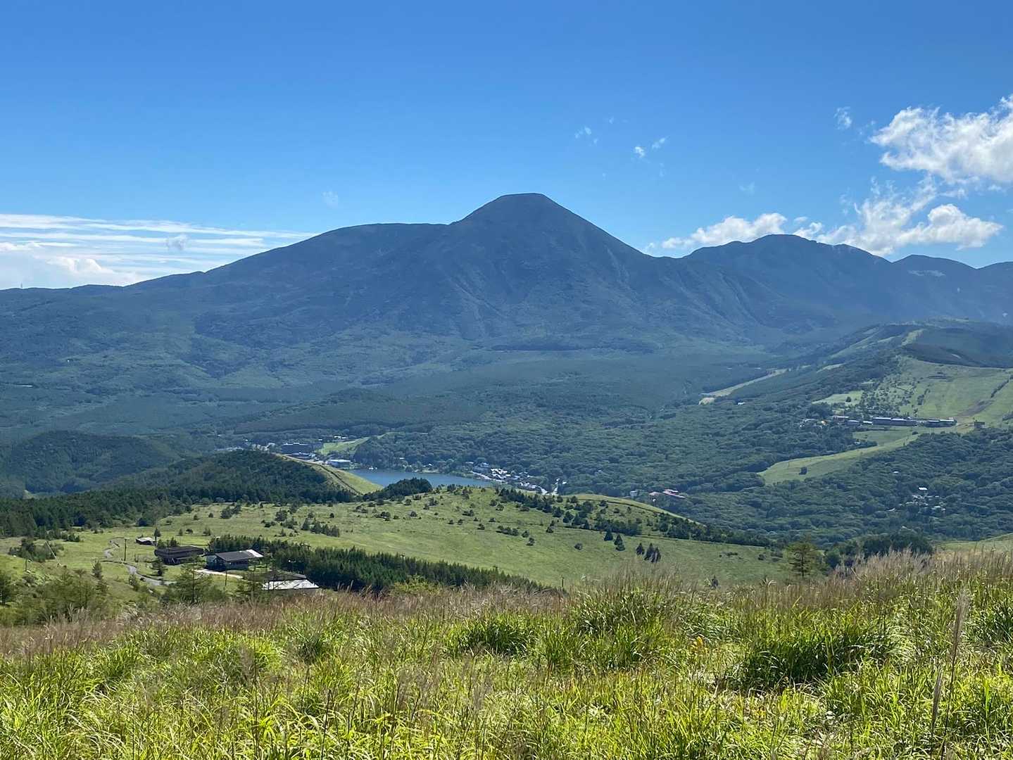 蓼科山の雲が切れて全容が
白樺湖と蓼科山