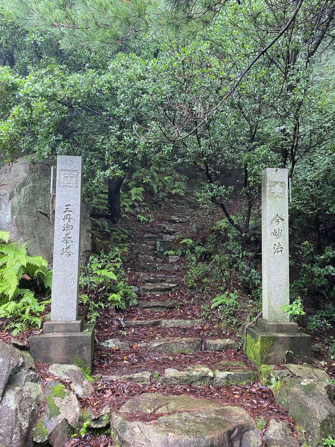 丁度、中間点あたりにある石塔🤔